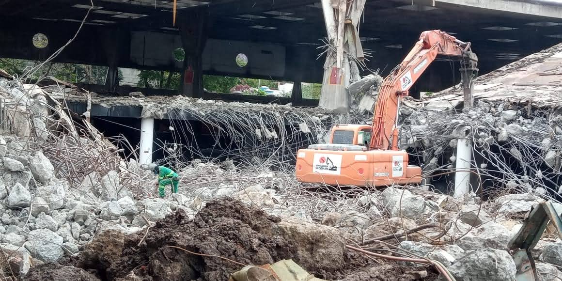 demolicao de concreto com rompedor hidraulico.jpg