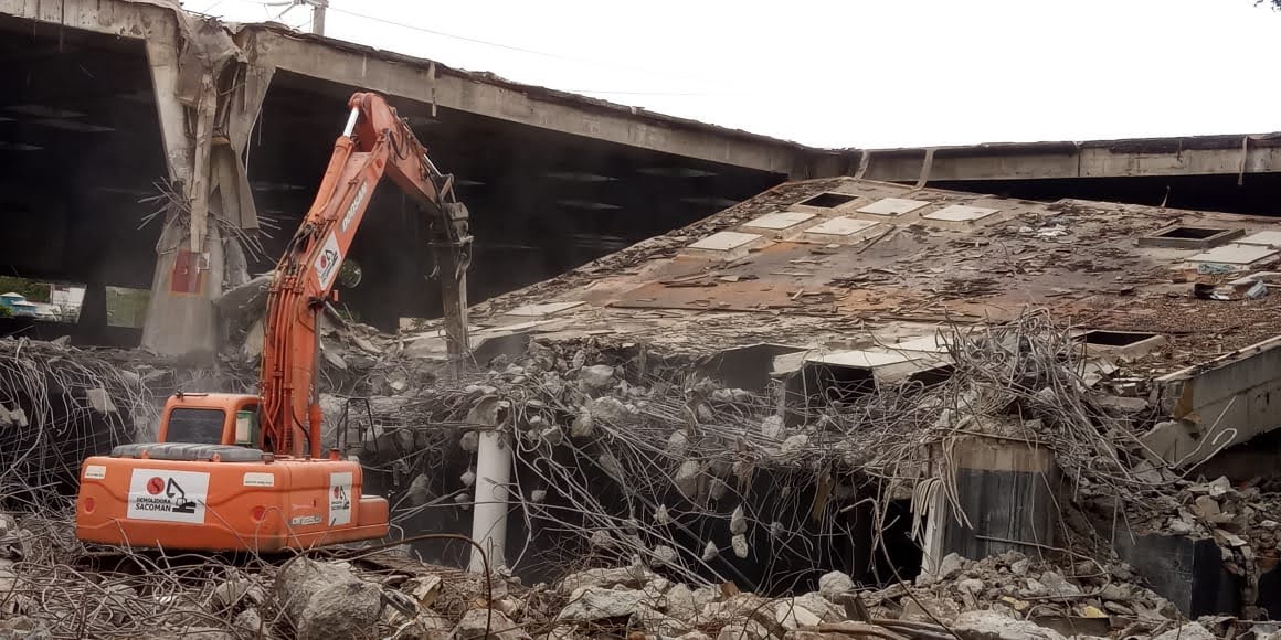 demolicao de concreto rompedor hidraulico escavadeira.jpg